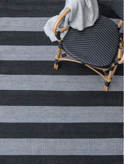 Mihran-Kilims-GardenNegroYGris-Kilim-1