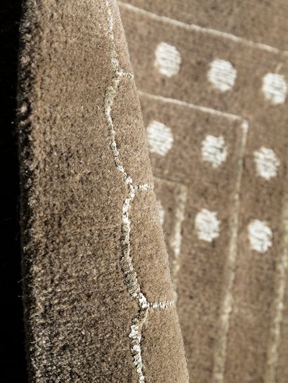Alfombra-unica-marron-TIBETANA-CUBIC-LUNARES-BROWN-250X300-Mihran-01