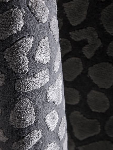 Alfombra-moderna-gris-TIBETANA-SNAKE-270x370-Mihran-1