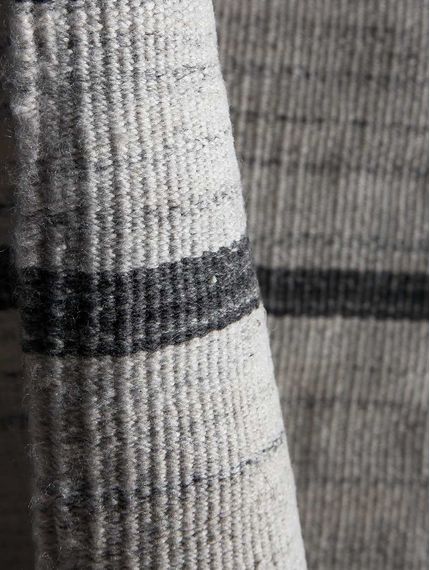 Alfombra-rayada-blanco-y-negro-OUTDOOR-BIG-STRIPES-NATURAL-APRASH---GREY-Mihran-1.jpg