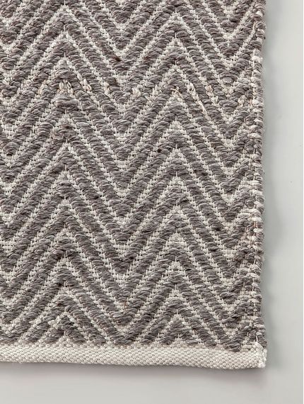 Mihran-Textura-TejidaZigZagLightGrey-Alfombra-00