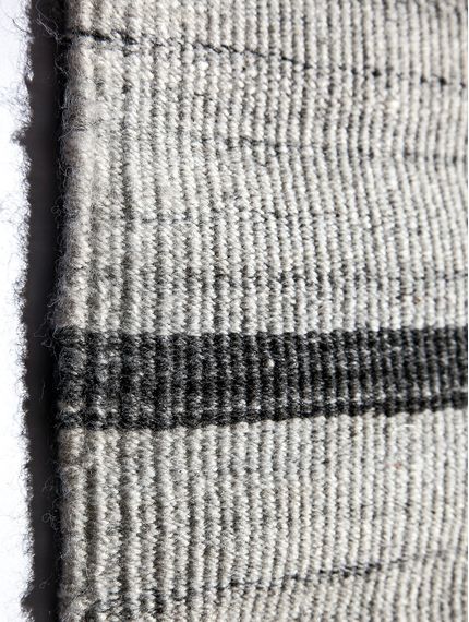 Alfombra-rayada-blanco-y-negro-OUTDOOR-BIG-STRIPES-NATURAL-APRASH---GREY-Mihran-2