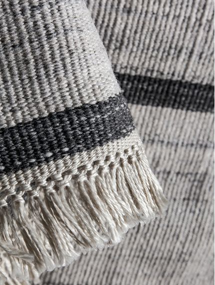 Alfombra-rayada-blanco-y-negro-OUTDOOR-BIG-STRIPES-NATURAL-APRASH---GREY-Mihran-3